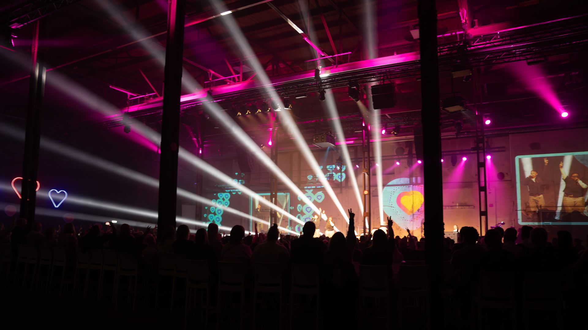 Evenementenproductie met publiek en podiumlicht